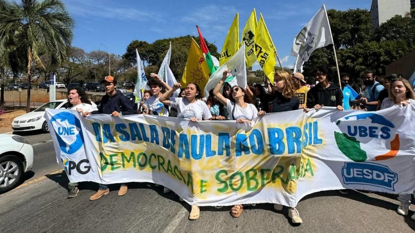 Estudantes protestam contra tarifaço dos EUA e em defesa da soberania