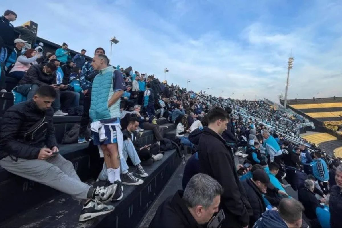 Ao Metrópoles, torcida do Racing relata terror em prisão no estádio