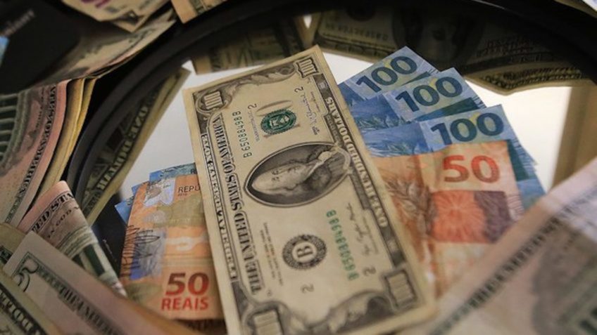 Dólar sobe para R$ 5,418 e Bolsa cai com inflação ao produtor nos EUA