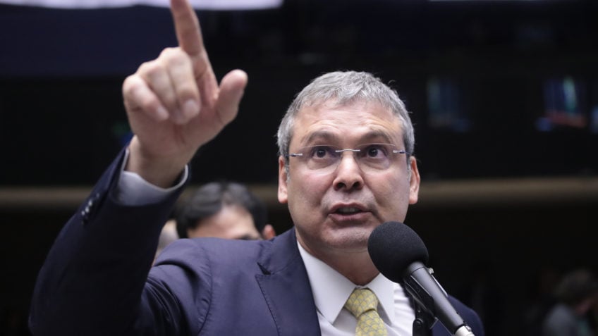 Lindbergh: Bolsonaro tenta transformar julgamento em perseguição