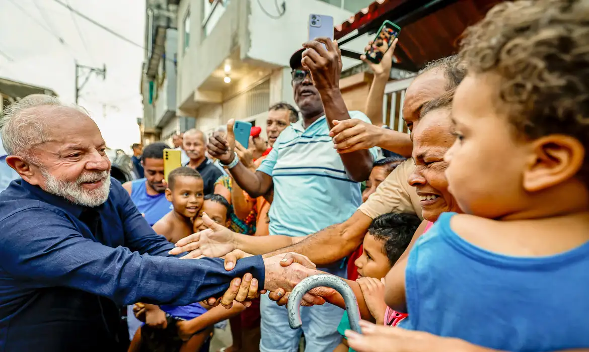 Lula entrega 599 títulos de terra em antiga área de palafitas em PE 