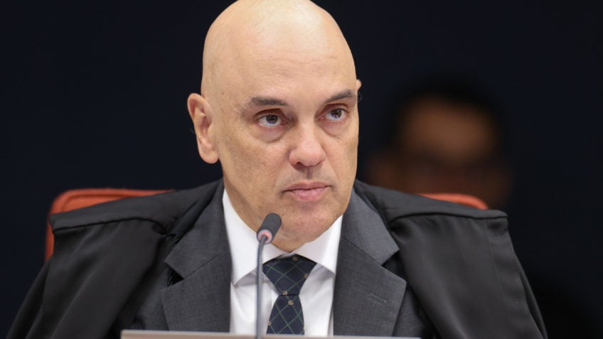Moraes pede que Zanin marque julgamento de Bolsonaro e outros 7 réus
