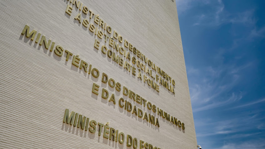 Governo institui programa de educação em direitos humanos