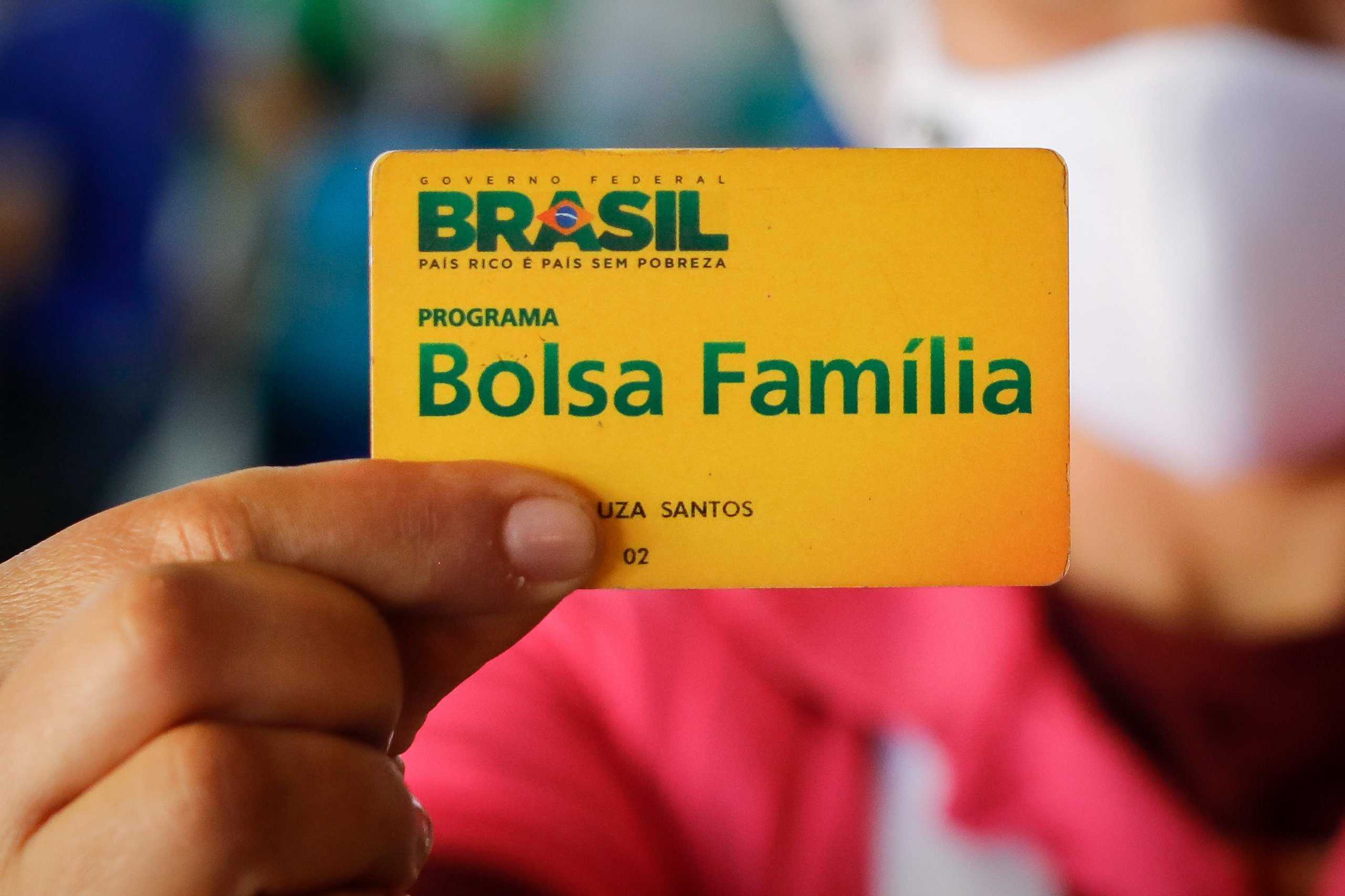 Bolsa Família reduz mortes por aids entre mulheres vulneráveis
