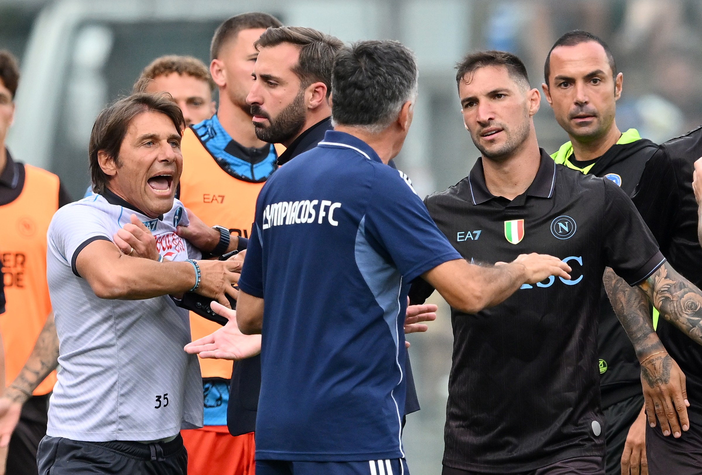 Vídeo: Conte perde a cabeça, invade campo e é contido pelo 4º árbitro