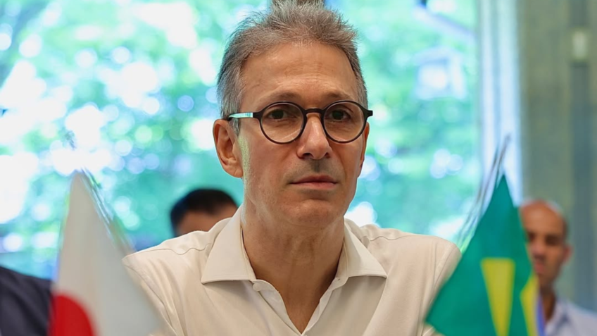 Zema critica exigência de licitação em obras públicas