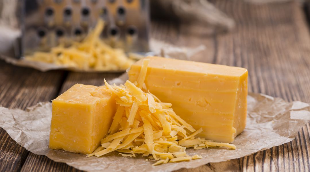 O queijo é mesmo tão viciante quanto uma droga? A resposta vai te surpreender