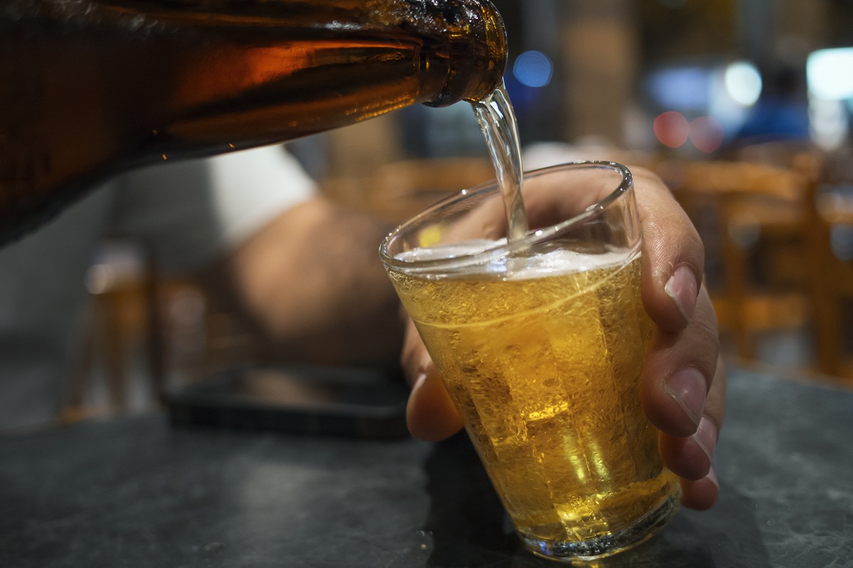 O álcool encolhe o cérebro? Entenda o que diz a ciência