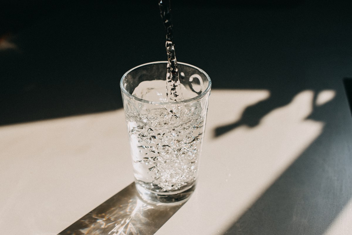 Anda bebendo pouca água? Nutricionista dá 4 dicas para tomar mais