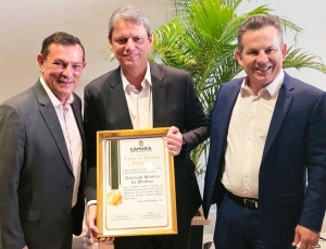 Demilson Nogueira entrega título de Cidadão Cuiabano ao governador Tarcísio de Freitas