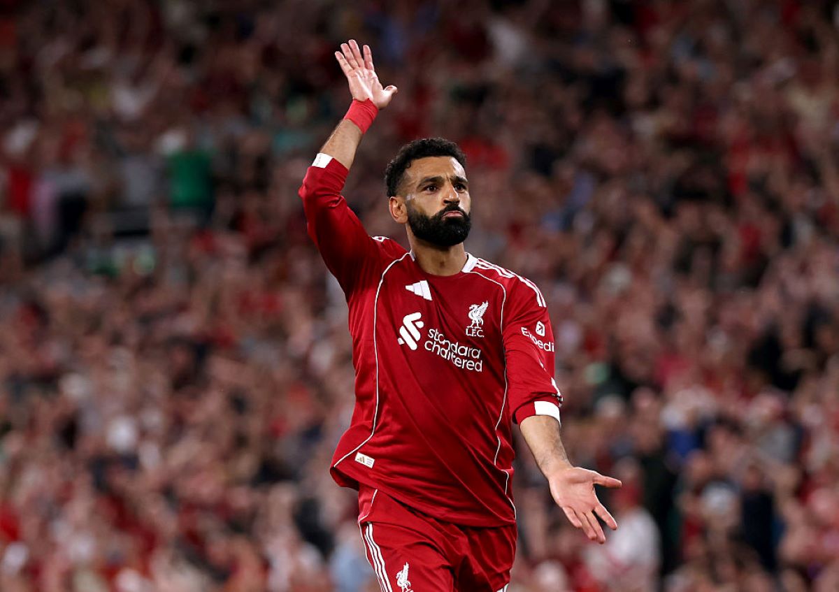 Liverpool vence em estreia marcada por homenagens e caso de racismo