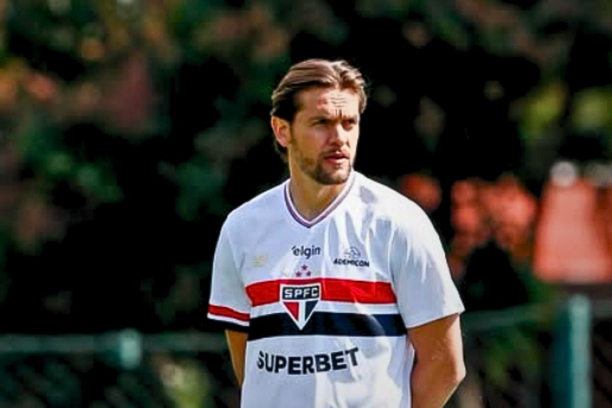 São Paulo anuncia a contratação do zagueiro Rafael Tolói. Veja vídeo