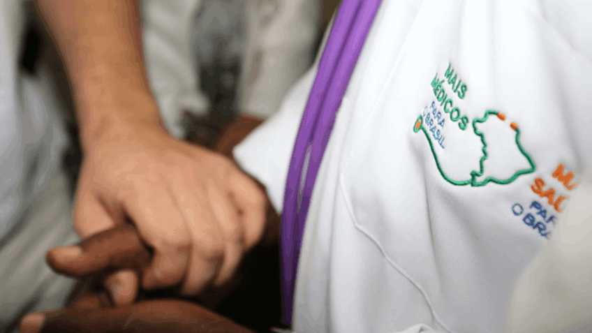 Associação de médicos cubanos critica sanções dos EUA ao Mais Médicos