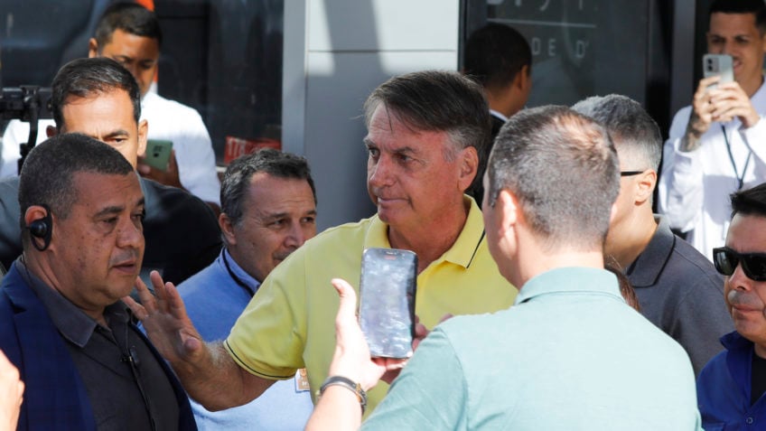 Bolsonaro chega a hospital e diz a apoiadores que não pode falar