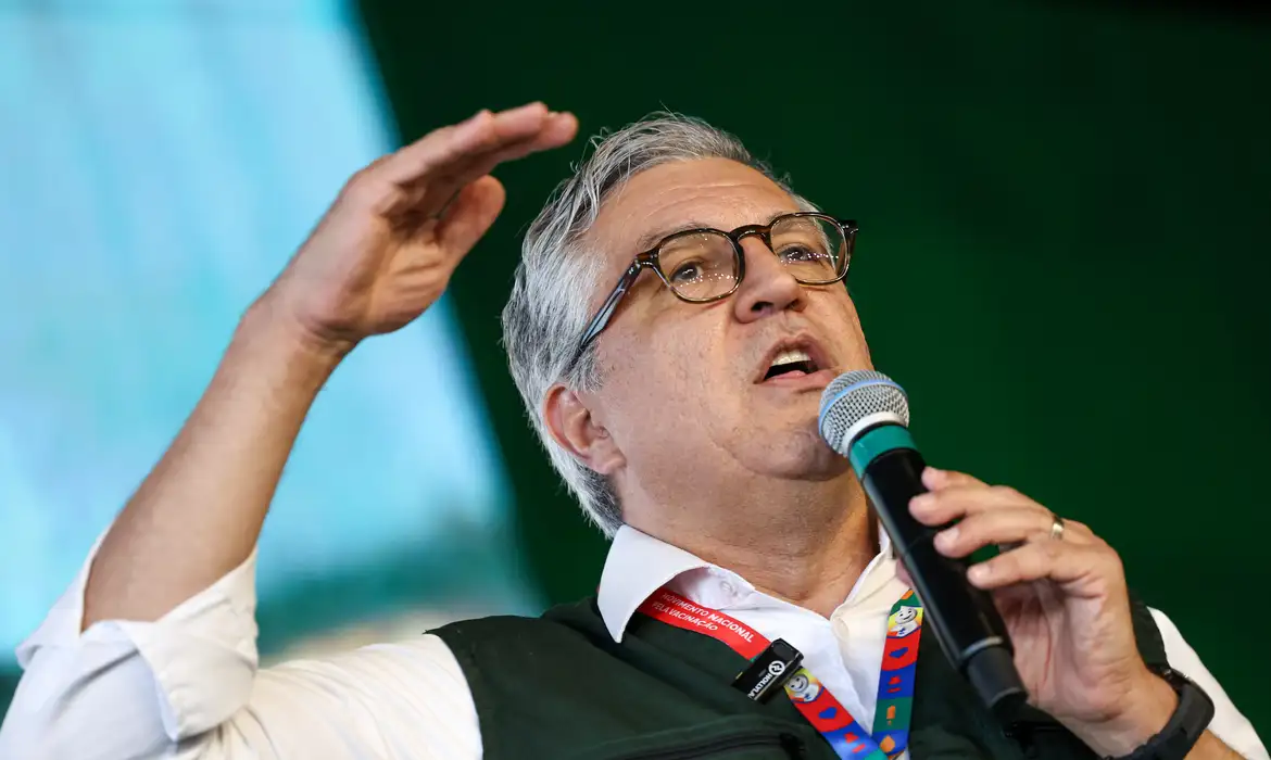 Padilha diz ser "ato covarde" cancelamento de vistos da filha e esposa