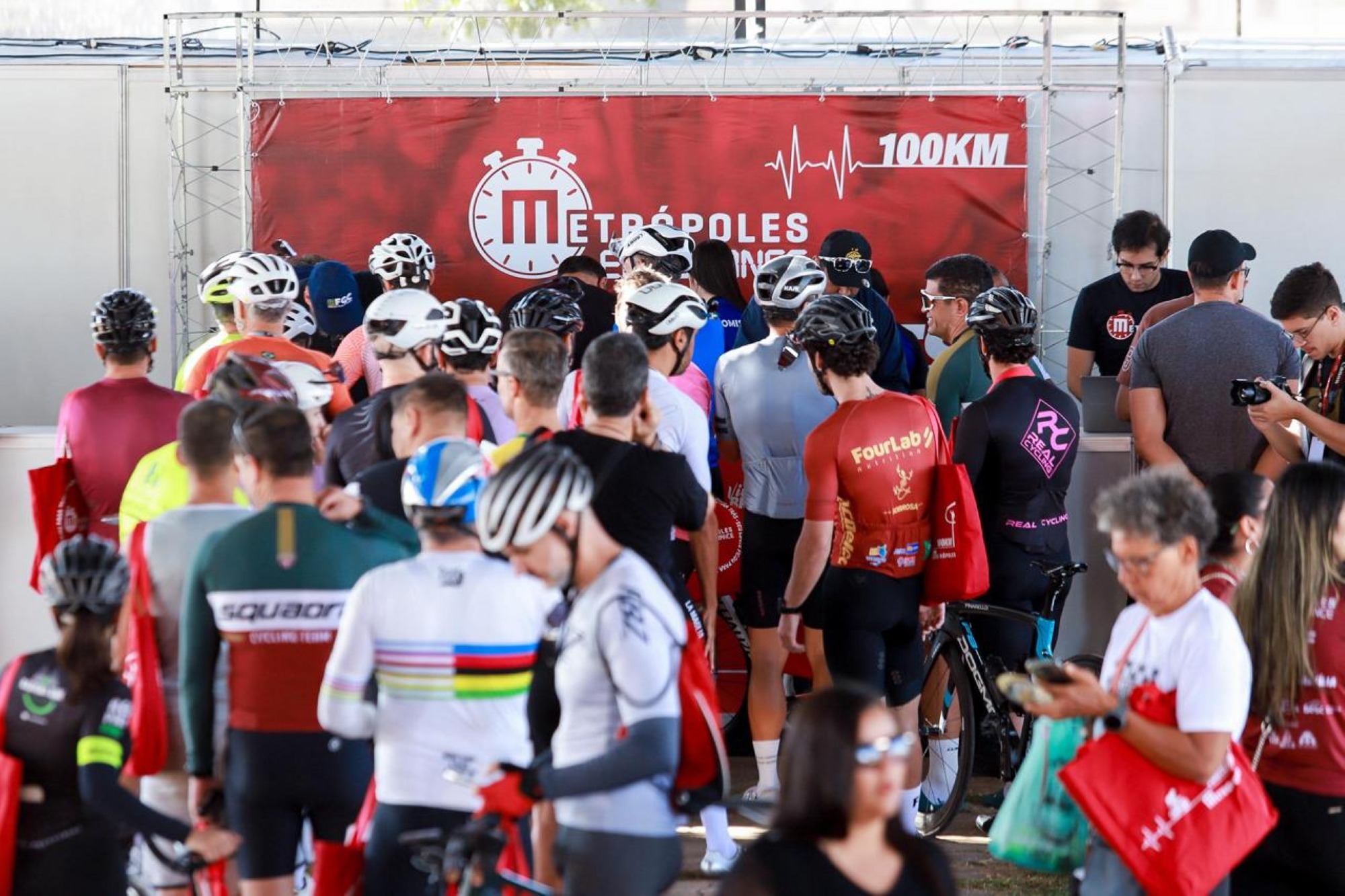 Metrópoles Endurance Cycling: atletas retiram kits e celebram disputa