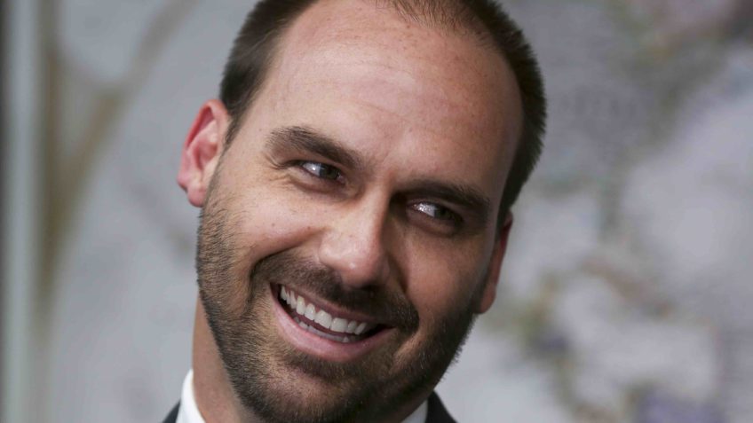 Eduardo Bolsonaro debocha de suspensão de vistos de familiares de Padilha