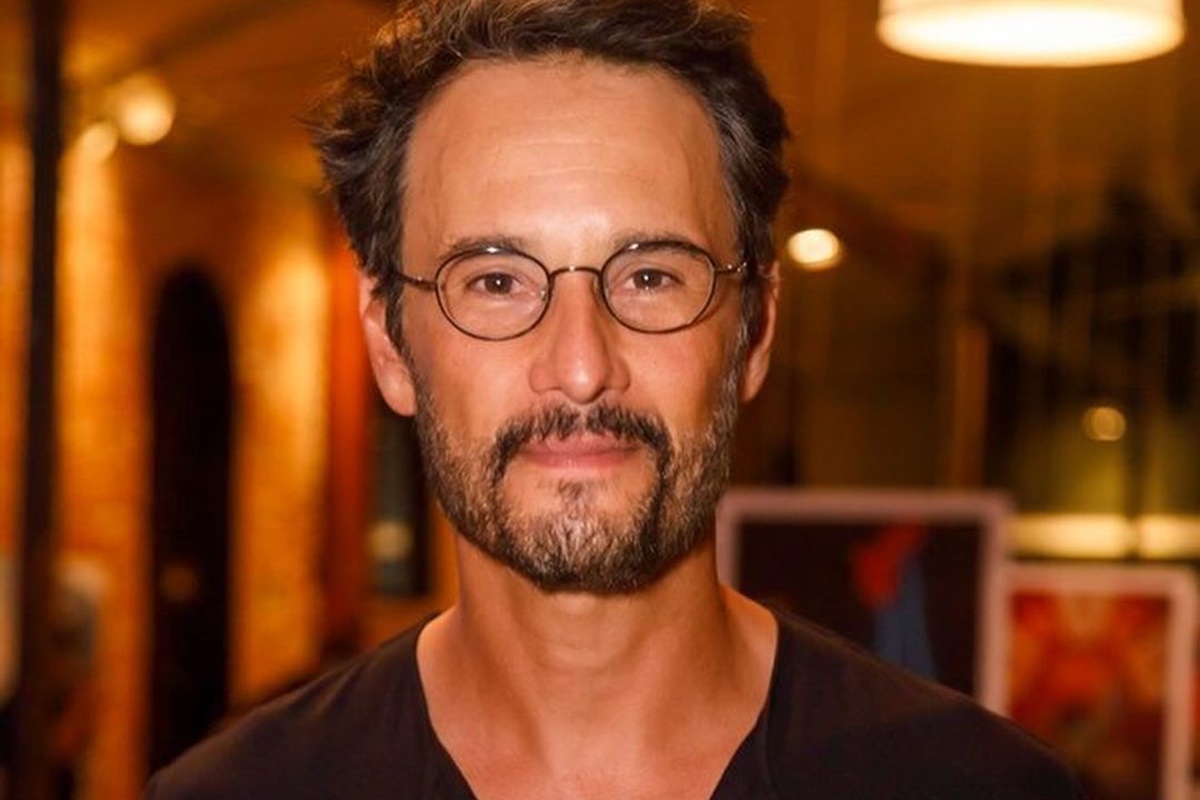 Rodrigo Santoro celebra homenagem no Festival de Gramado
