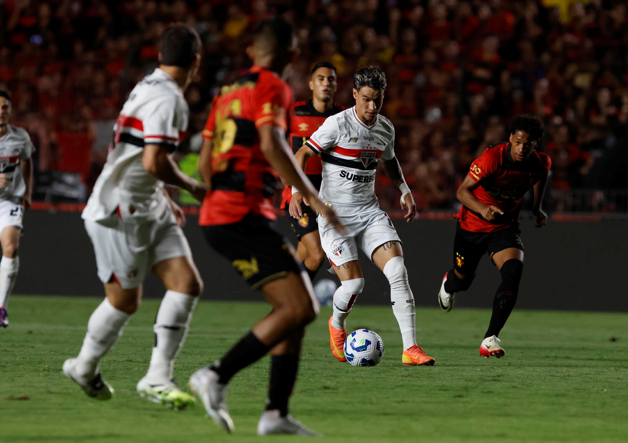 São Paulo evita derrota aos 46 minutos do 2º tempo e empata com Sport