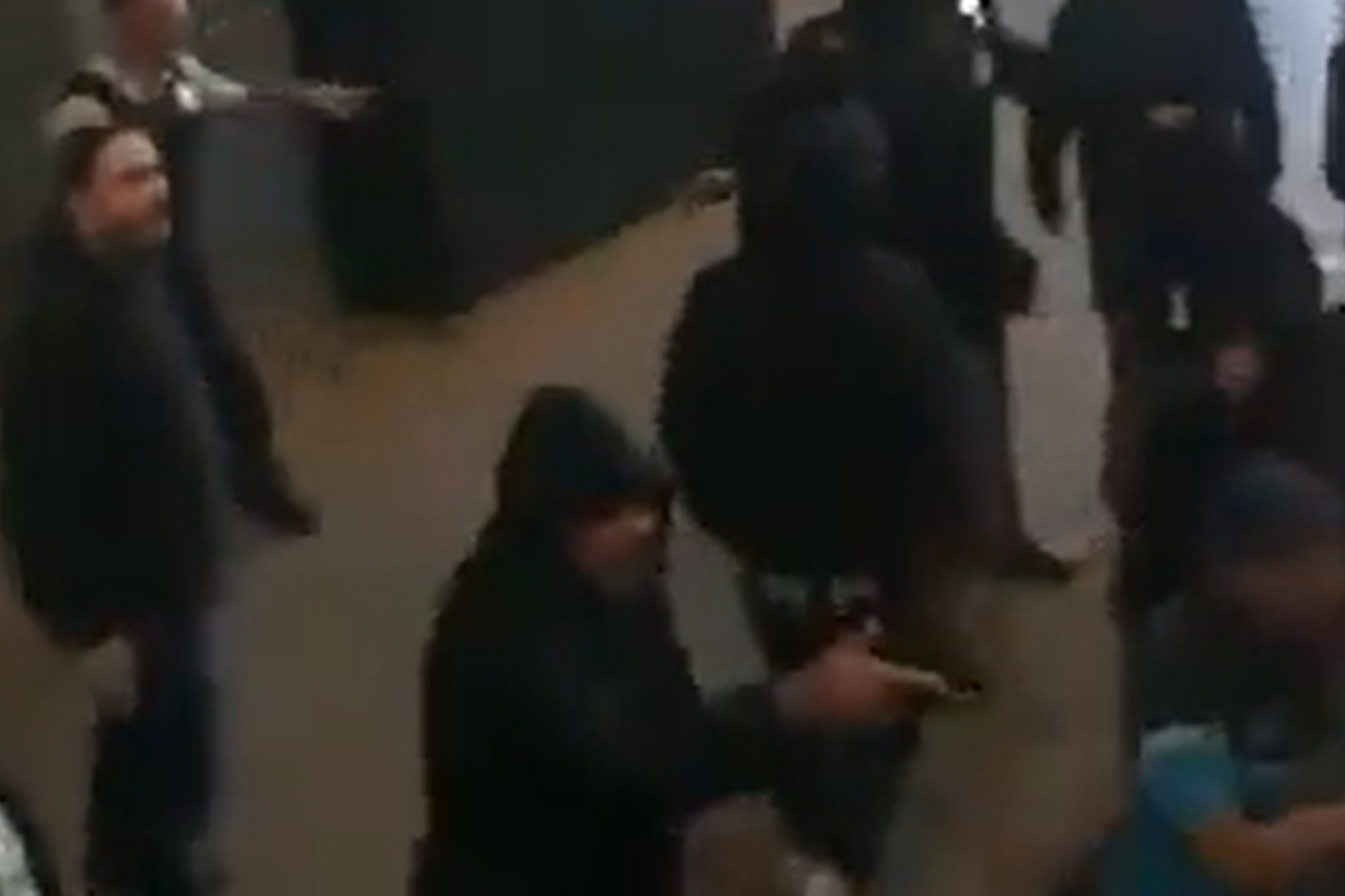 Vídeo: torcedores do Grêmio emboscam e atacam ônibus do time