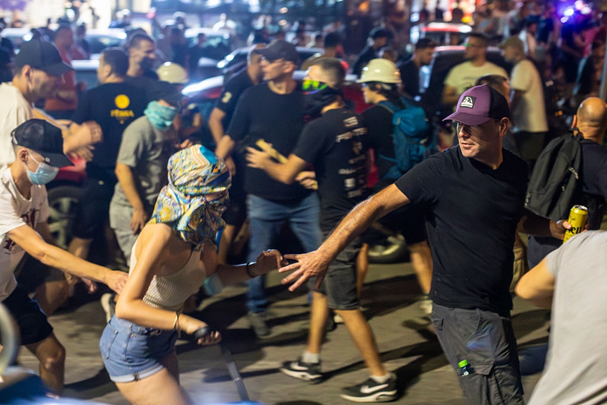 Violência escala em série de protestos contra governo na Sérvia