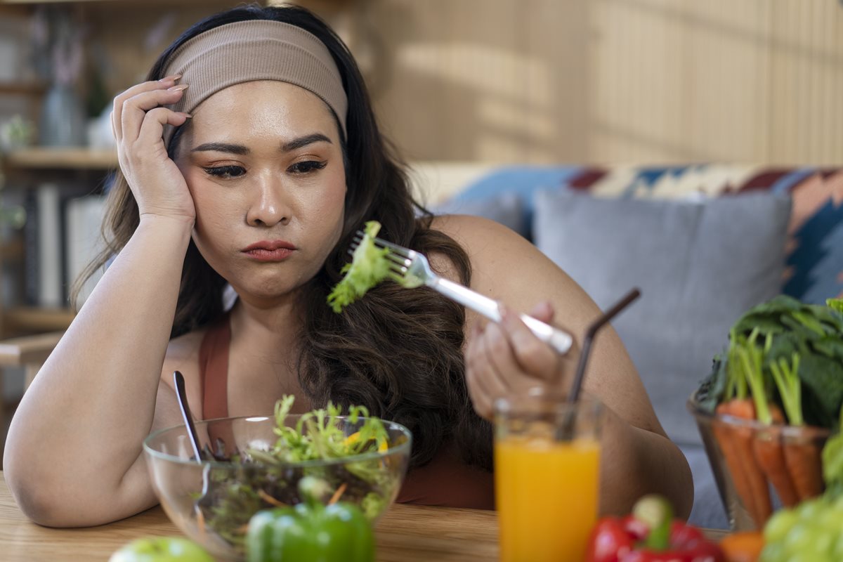Restrição alimentar causa tristeza ou depressão? Entenda relação