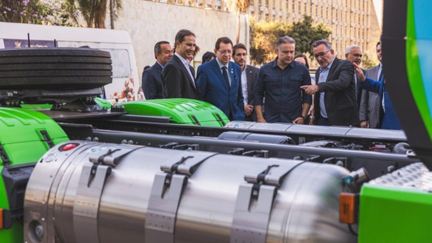Caminhão a gás reduz emissões, mas tem gargalos para abastecer