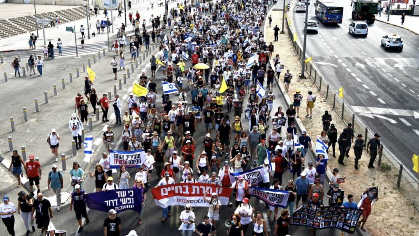 Milhares de israelenses protestam por acordo para libertar reféns 