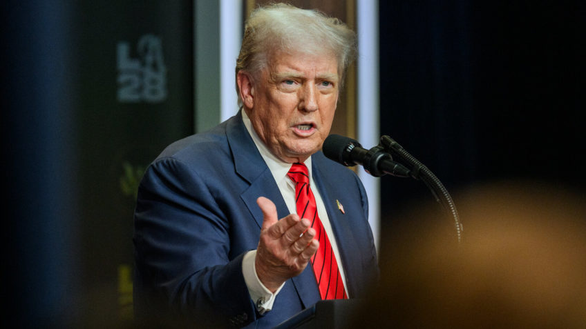 Trump volta a sugerir que Ucrânia ceda territórios à Rússia