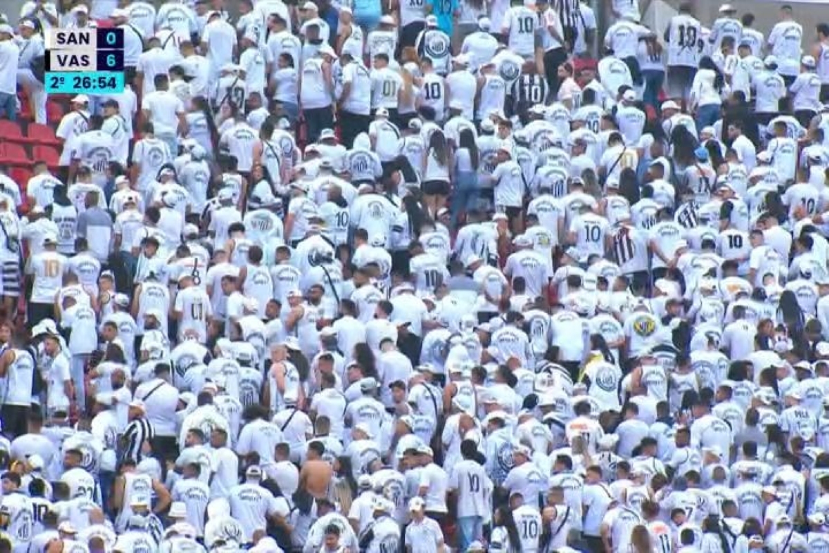 Torcida do Santos fica de costas para o campo após Vasco fazer 6 x 0