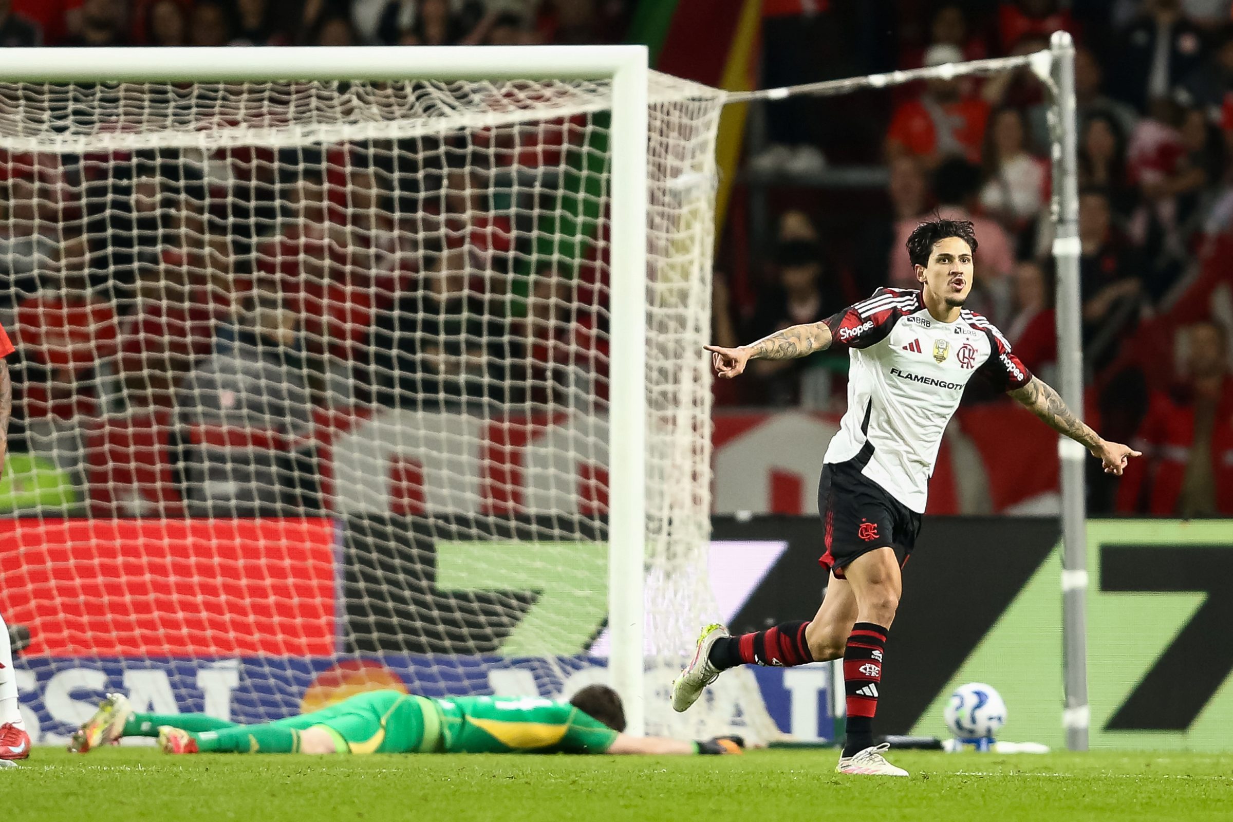 Flamengo vence Internacional e segue na liderança do Brasileirão