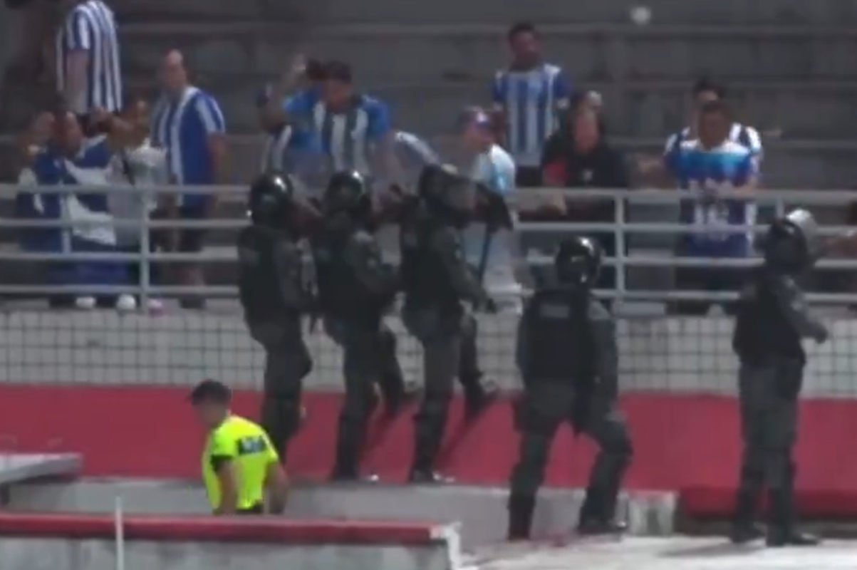 Vídeo: torcedor acerta chinelada em árbitro durante jogo da Série C
