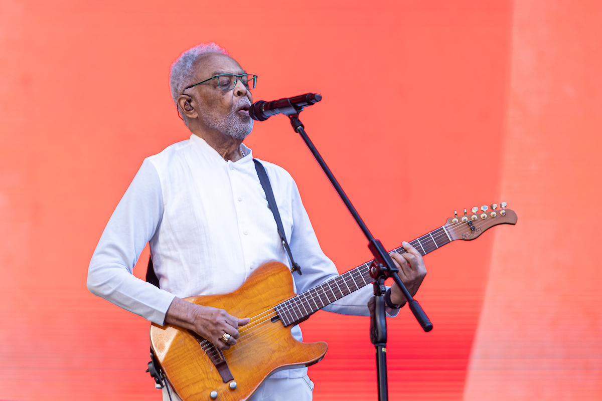 Gilberto Gil retorna aos palcos e emociona ao cantar para Preta