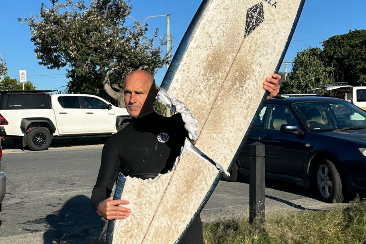 Surfista escapa de ataque de tubarão na Austrália; prancha foi mordida