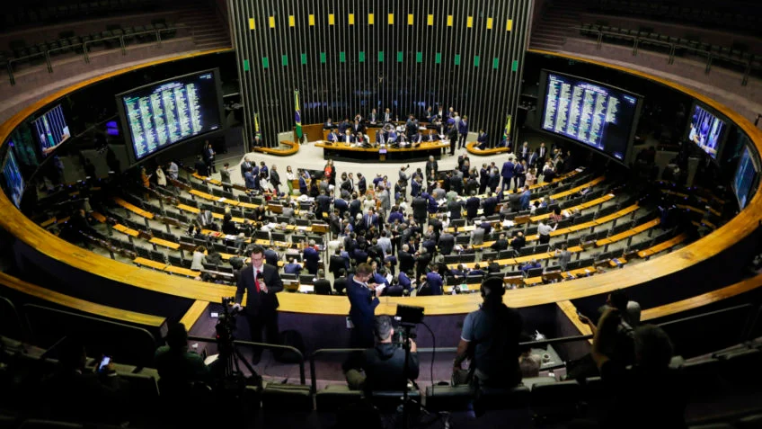 Câmara aprova urgência de PL contra “adultização”