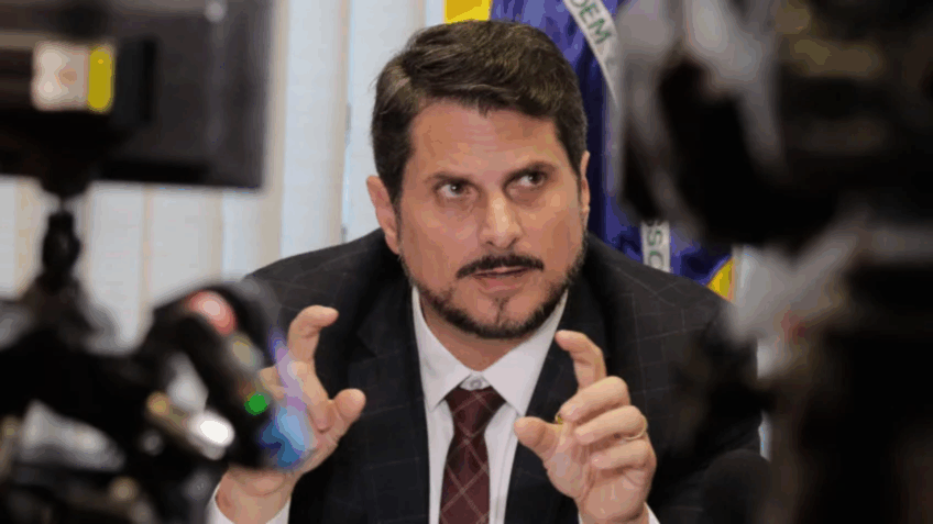 Oposição inclui caso Do Val no pedido de impeachment de Moraes
