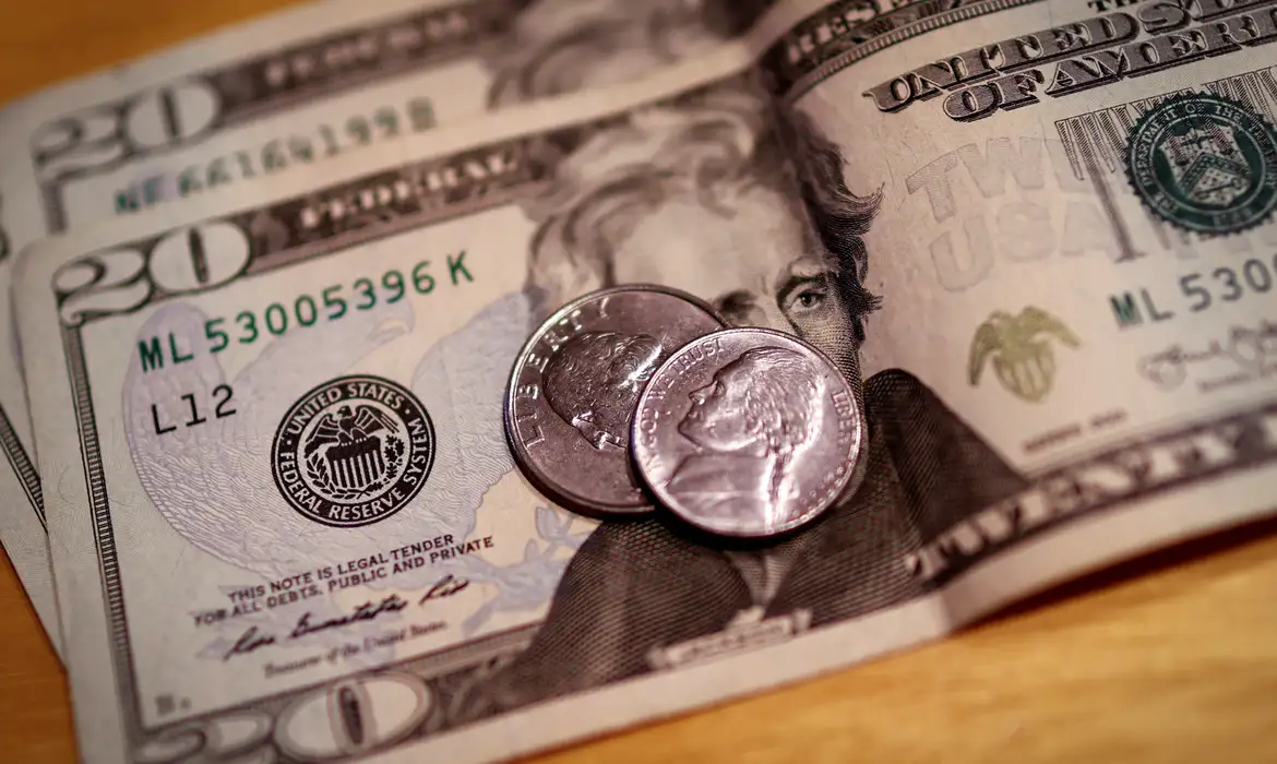 Dólar alcança R$ 5,50 e bolsa cai 2,1% após decisão de Dino