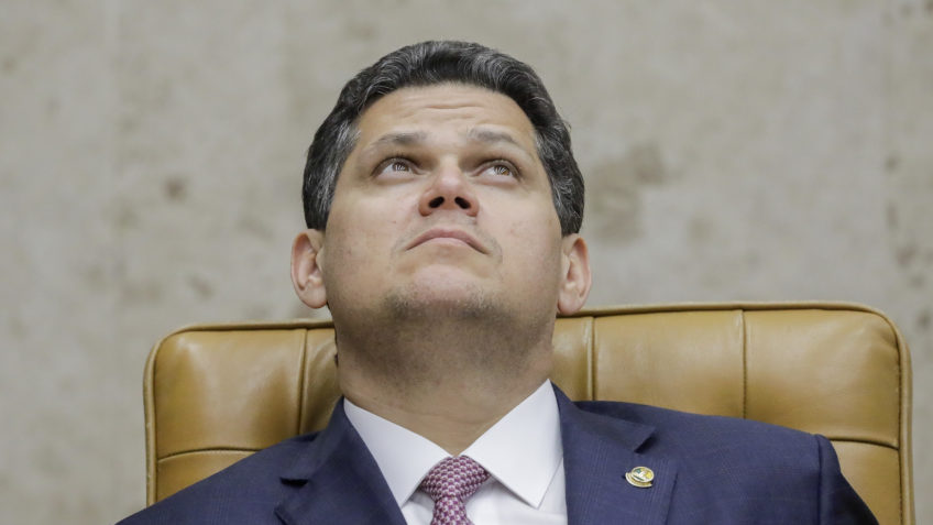 Sob pressão, Alcolumbre pede serenidade da oposição sobre Moraes