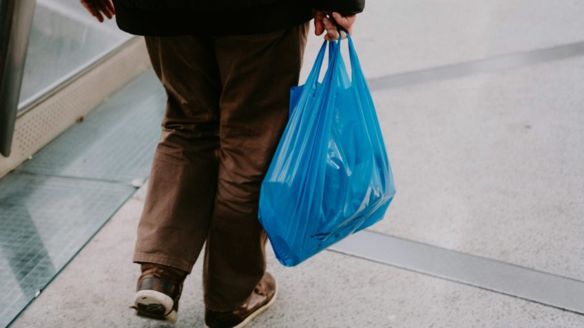STF considera inconstitucional lei que obriga mercados a dar sacolas
