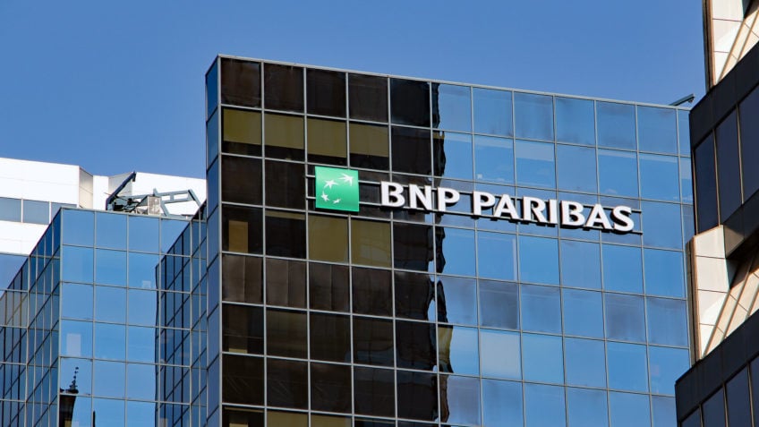 Bancos que tentaram driblar sanções receberam multas bilionárias dos EUA