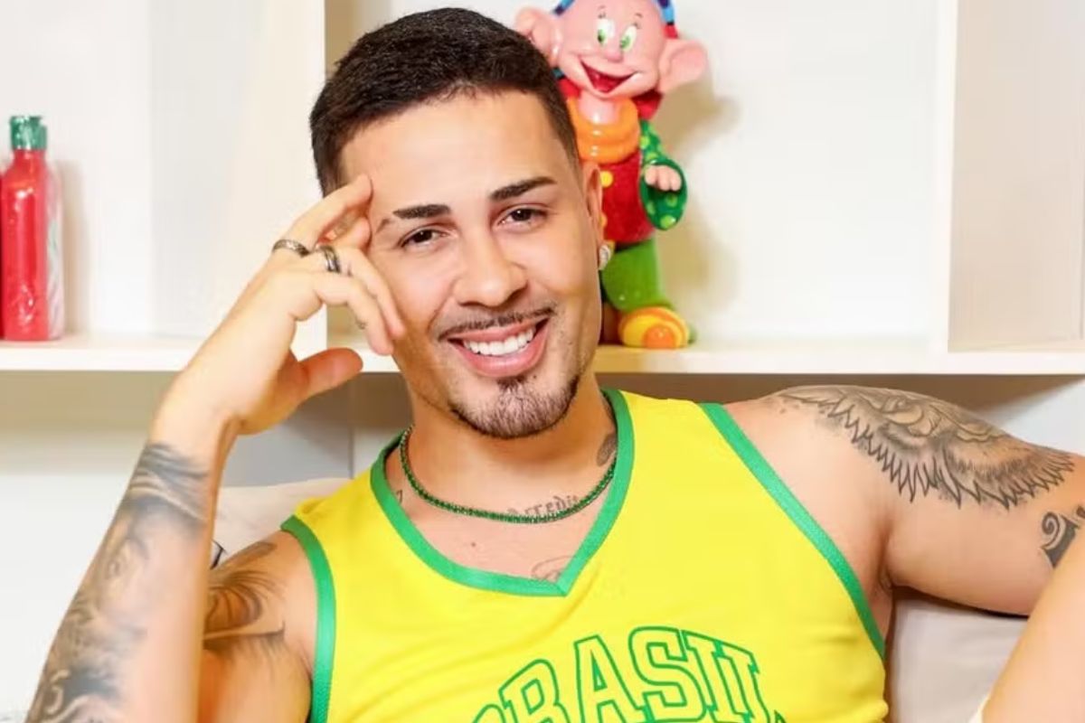 Carlinhos Maia emociona ao dar casa para mulher ameaçada de despejo