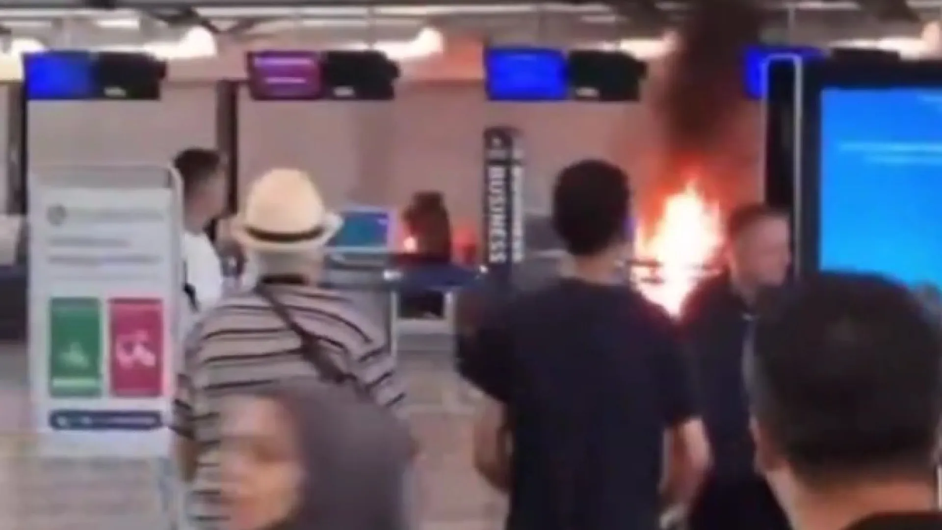 Aeroporto de Milão é evacuado após homem incendiar área de 'check-in'