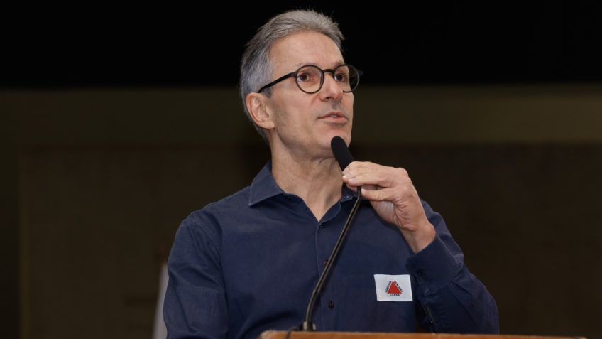 Zema evita embate e diz que família Bolsonaro vive "momento difícil"