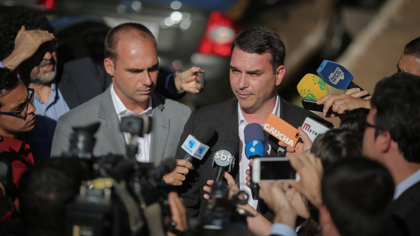 Eduardo e Flávio falam em "perseguição" e "delírio" da PF contra Bolsonaro