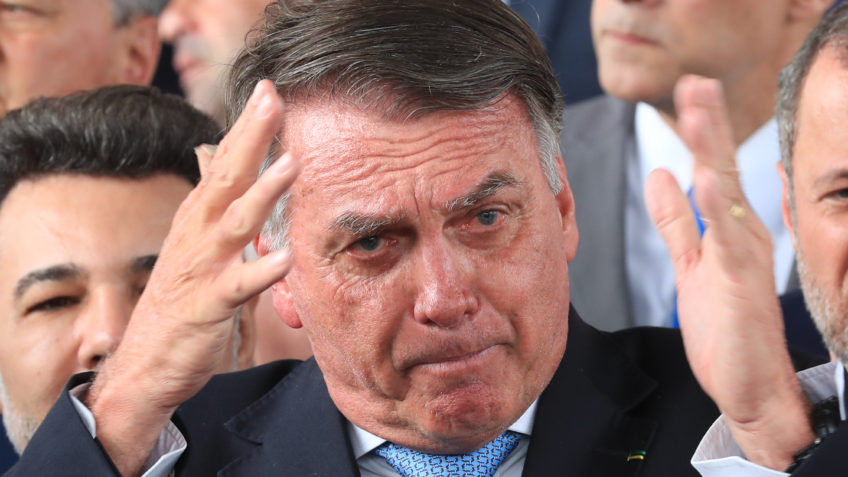 Defesa nega descumprimento de medidas cautelares por Bolsonaro