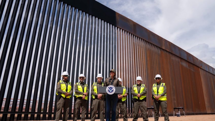 Governo Trump pintará de preto muro na fronteira com o México