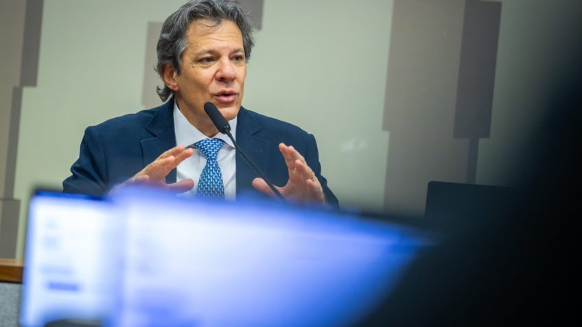 Brasil precisa firmar imagem digna e altiva, diz Haddad