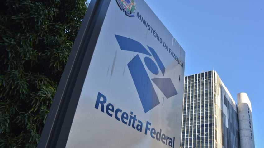 Arrecadação cresce com IOF e desoneração da folha
