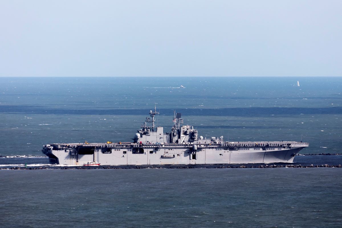 Frota naval dos EUA recua de área próxima à Venezuela devido a furacão