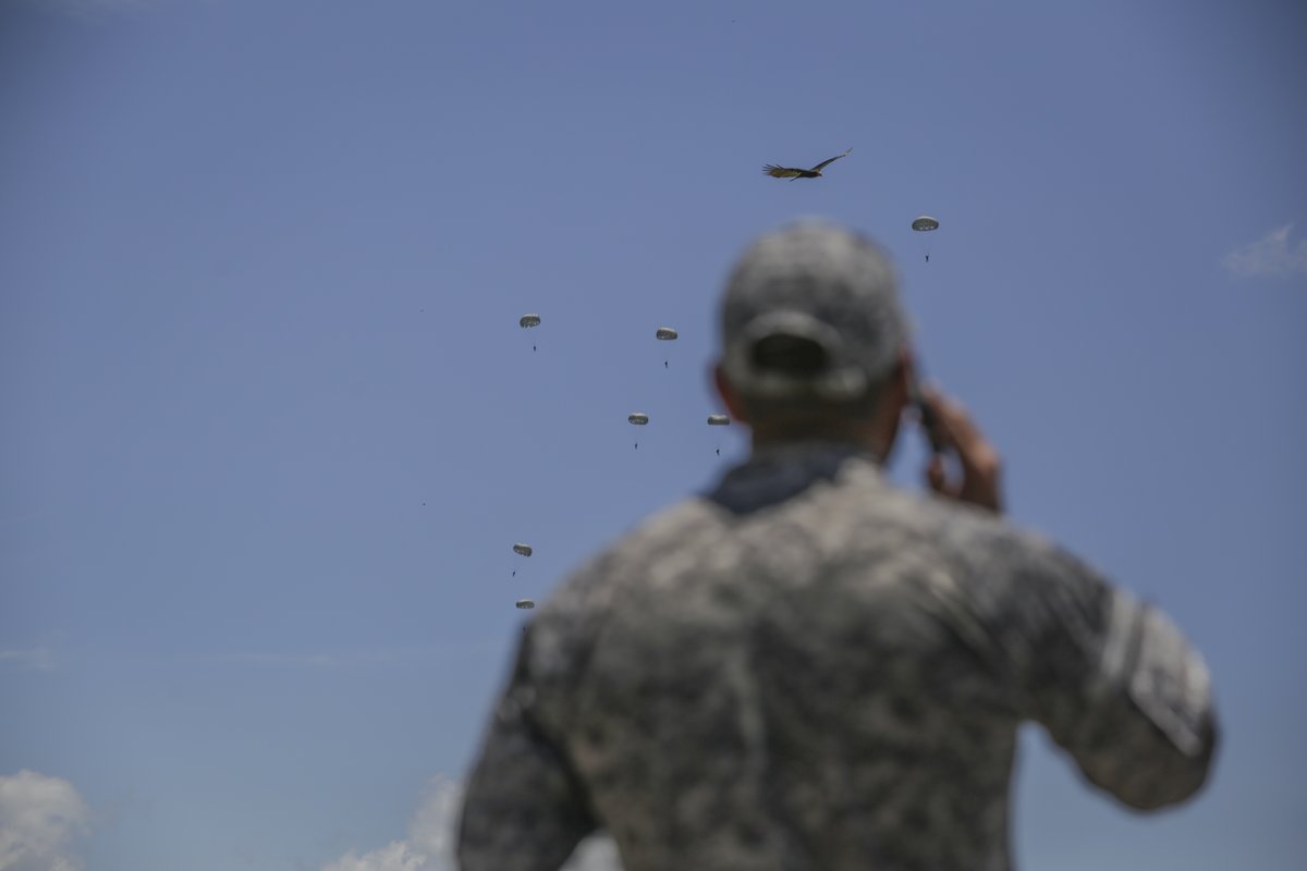 Ataque próximo a base militar na Colômbia deixa mortos e feridos